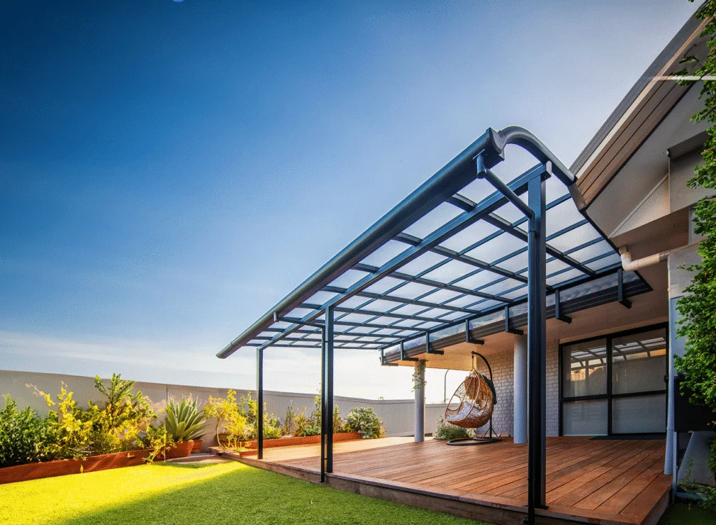 Technical diagram showing a specialized external rainwater drainage gutter fitted to a curved pergola framework.